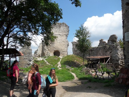 4. deň, 1. zastávka: obec Vinné- Viniansky hrad