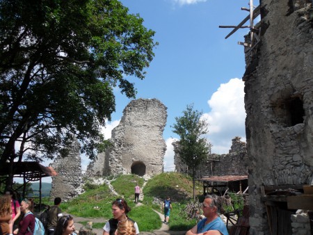 4. deň, 1. zastávka: obec Vinné- Viniansky hrad