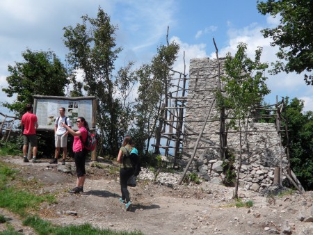 4. deň, 1. zastávka: obec Vinné- Viniansky hrad